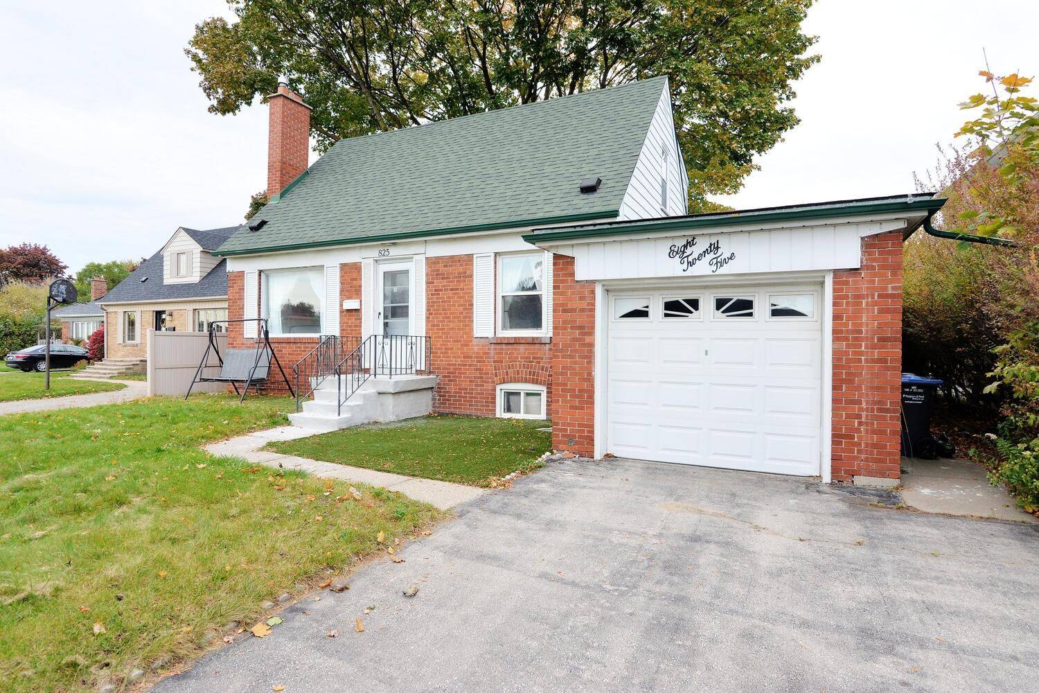 825 North Service RD, Mississauga, ON L4Y 1A2