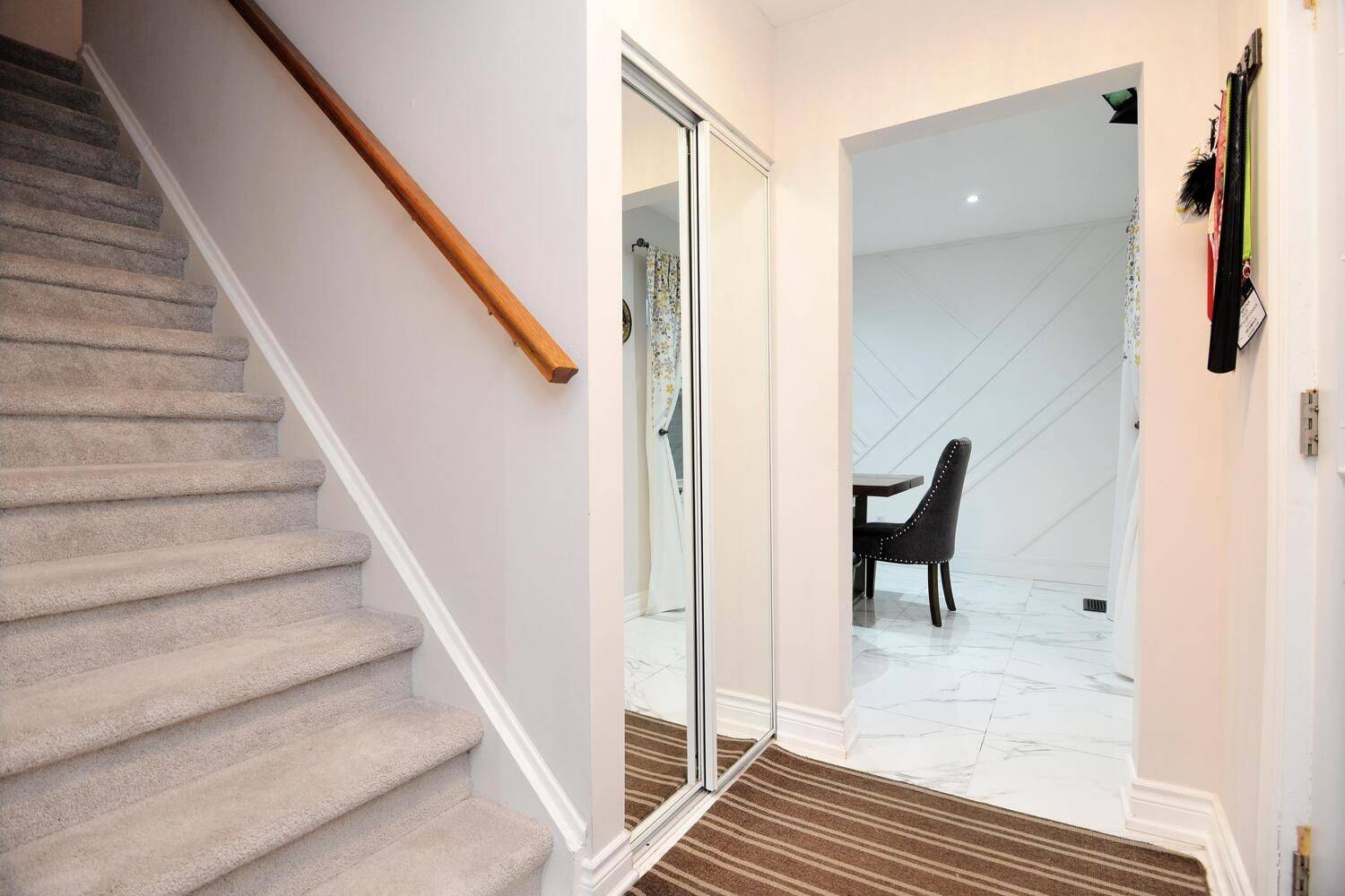 825 North Service RD, Mississauga, ON L4Y 1A2