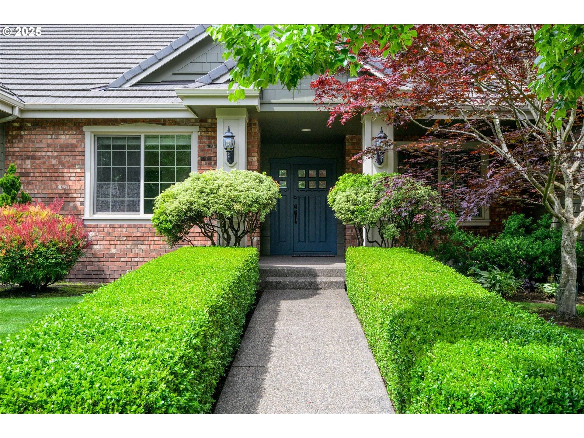 2053 LAKEVIEW DR, Eugene, OR 97408