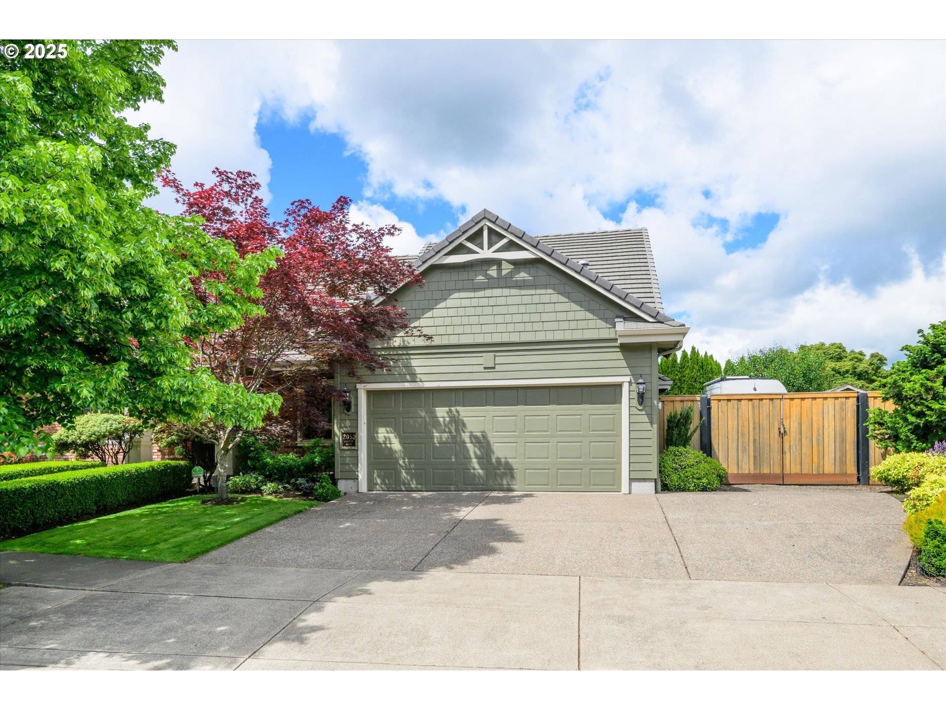 2053 LAKEVIEW DR, Eugene, OR 97408