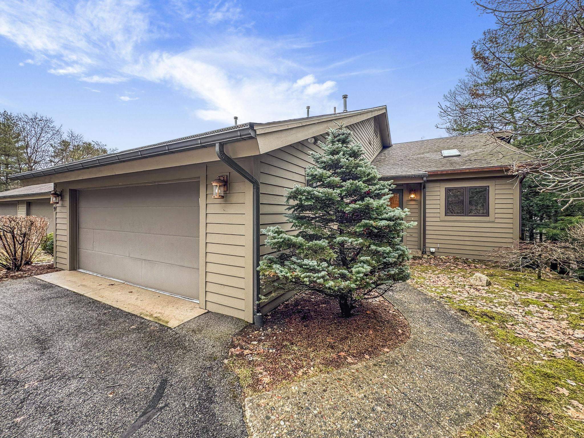 6179 Red Fox RUN, Peninsula Twp, MI 49686