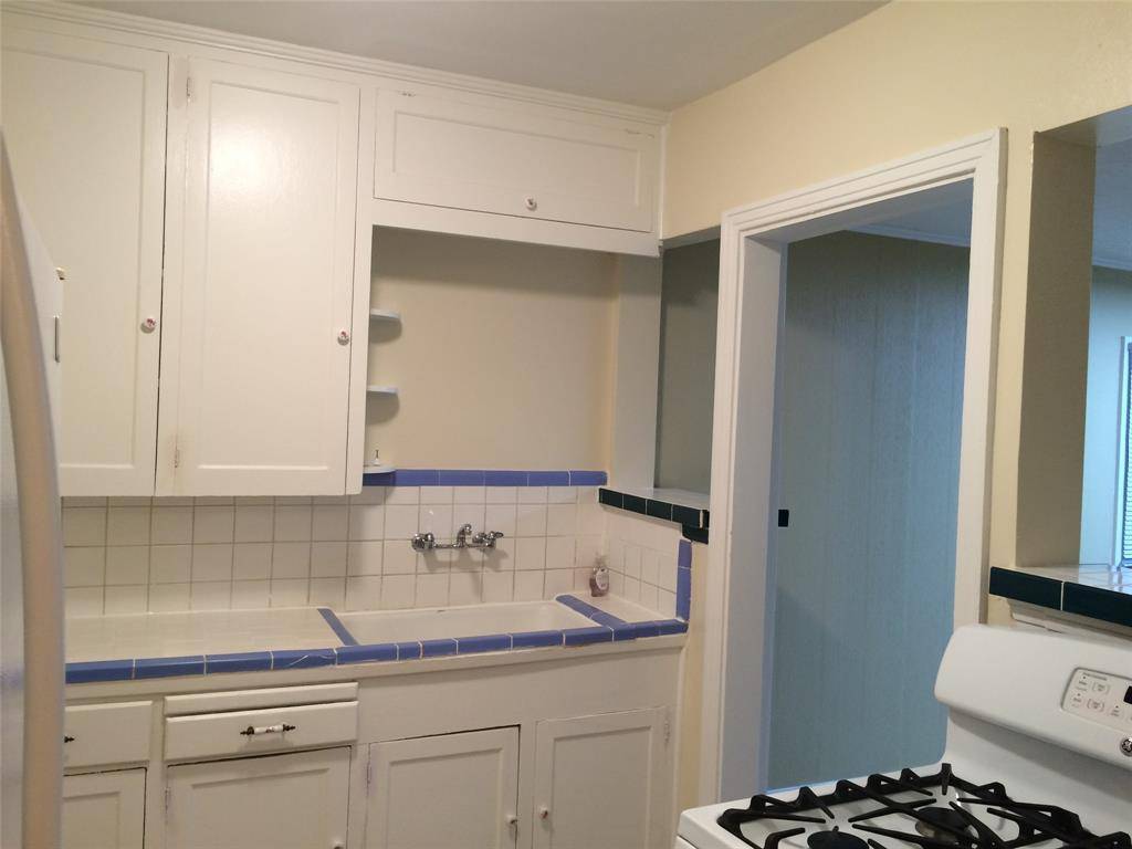 2912 W Clarendon Drive, Dallas, TX 75211