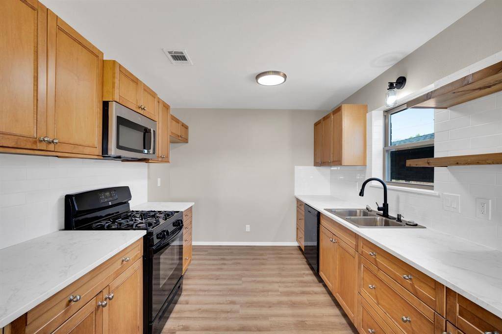 221 N Edgefield Road, Waxahachie, TX 75165