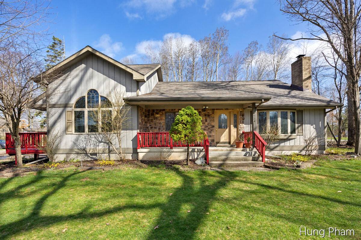 7724 W Lake DR, Morton Twp, MI 49346