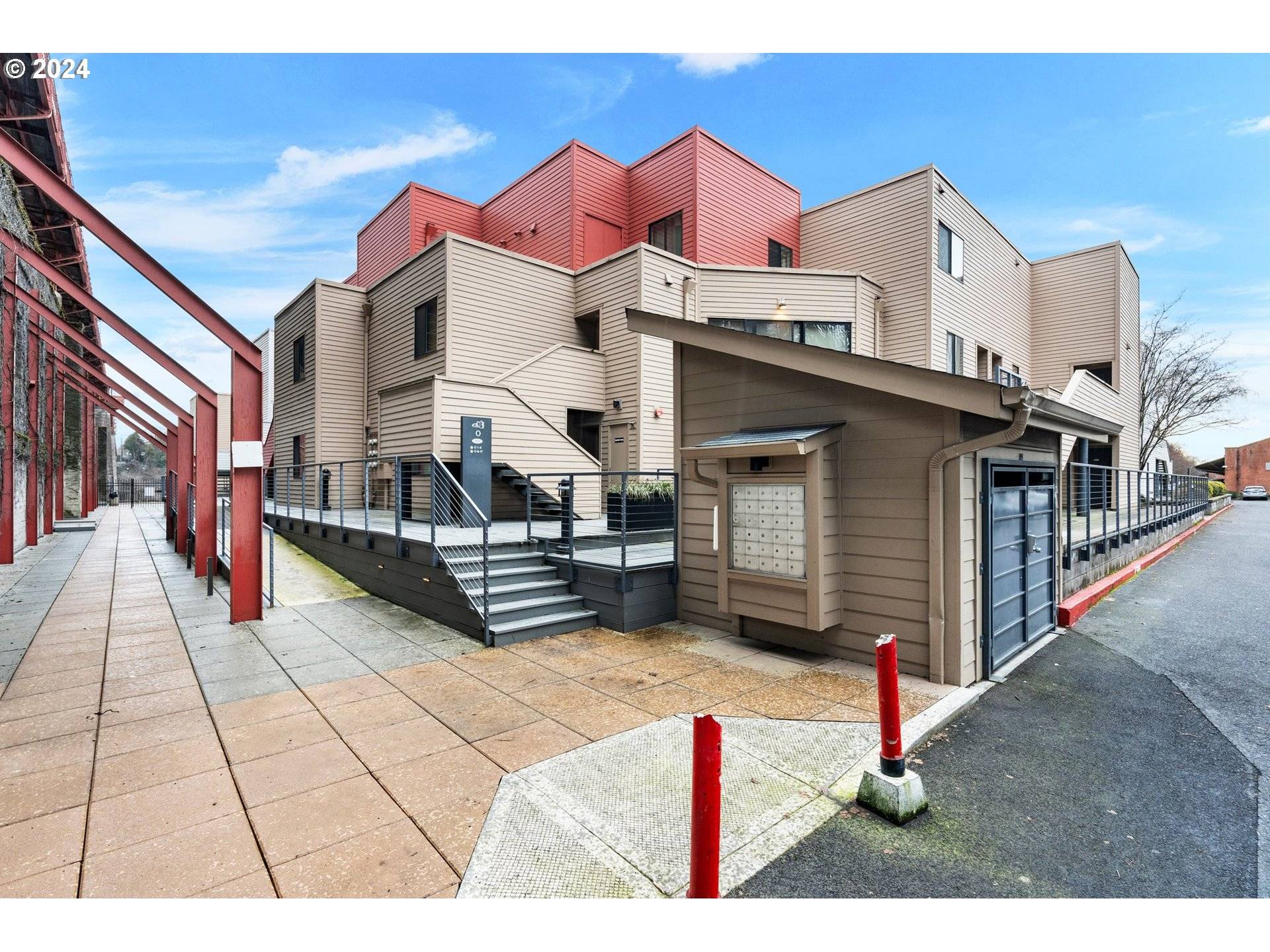 1040 NW NAITO PKWY, Portland, OR 97209