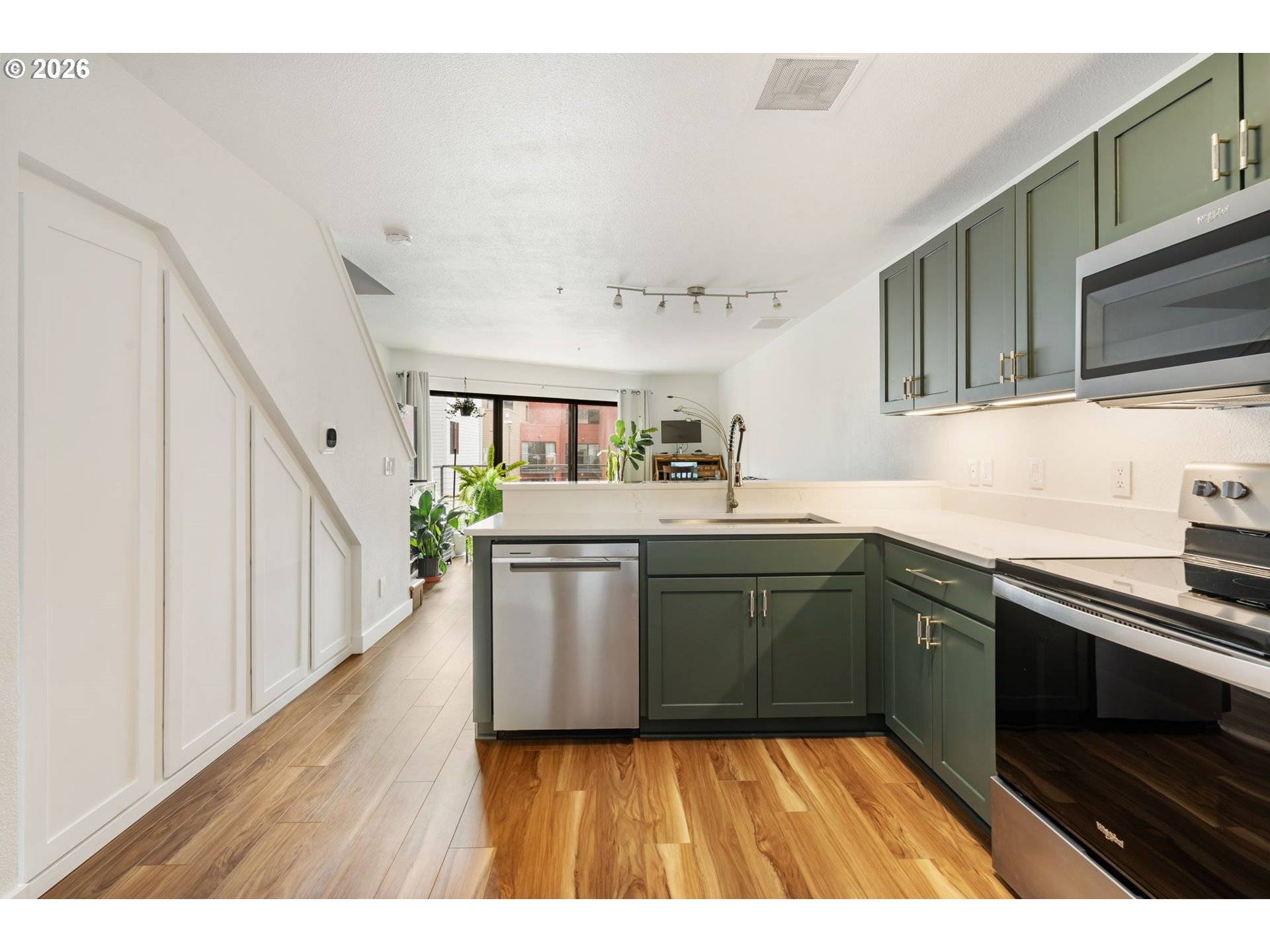 1040 NW NAITO PKWY, Portland, OR 97209