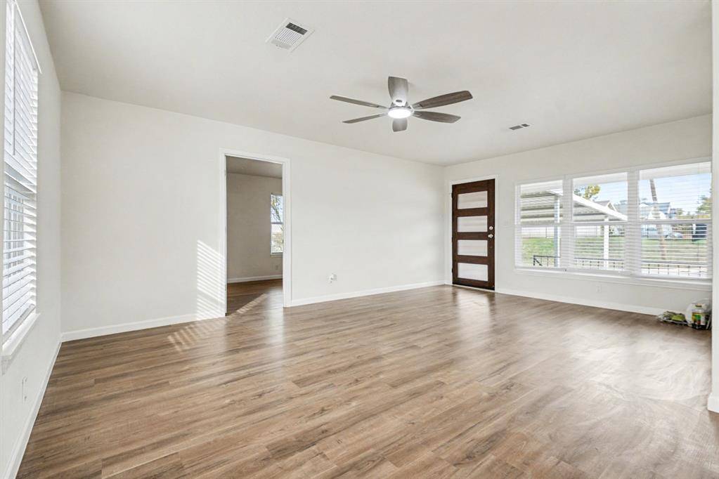 928 Ash Crescent Street, Fort Worth, TX 76104
