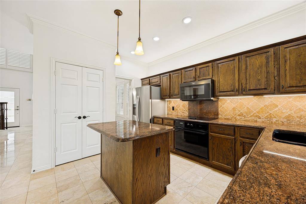 316 Riverwalk Lane, Irving, TX 75063