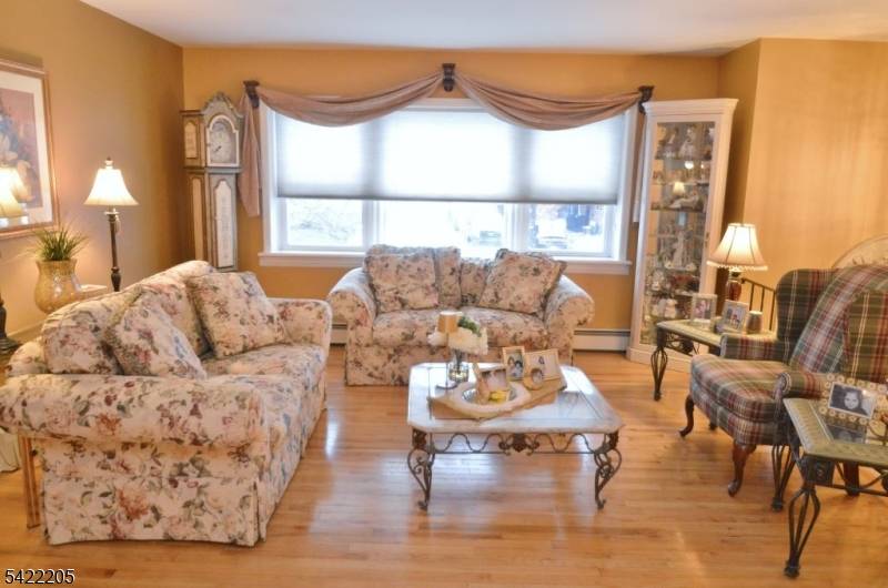 29 Hugenot St, East Hanover Twp., NJ 07936