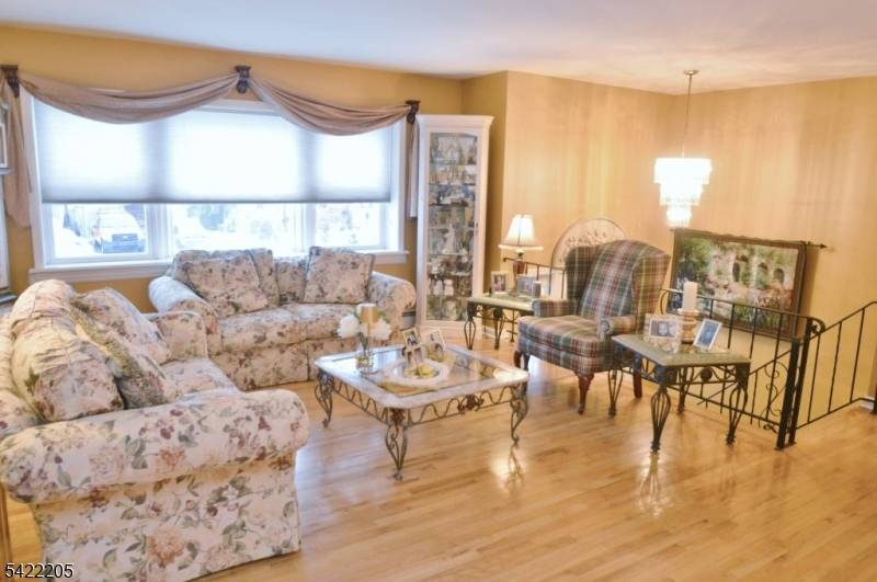 29 Hugenot St, East Hanover Twp., NJ 07936