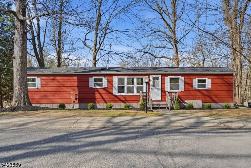 12 Watergate Dr, High Bridge Boro, NJ 08829