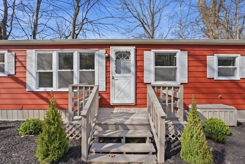 12 Watergate Dr, High Bridge Boro, NJ 08829