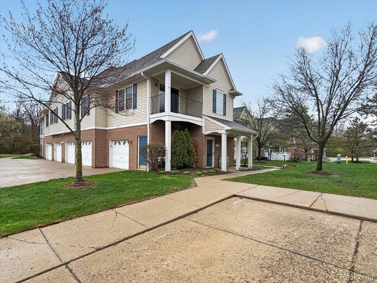 731 Amberly DR, Waterford Charter Township, MI 48328