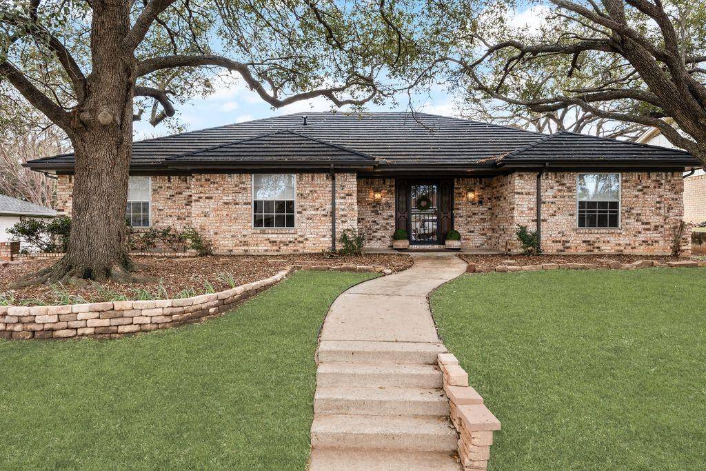 409 Circleview N, Hurst, TX 76054