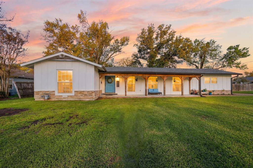 1704 S Houston Street, Kaufman, TX 75142