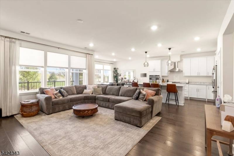 11 Veterans Way #111, Morris Plains Boro, NJ 07950