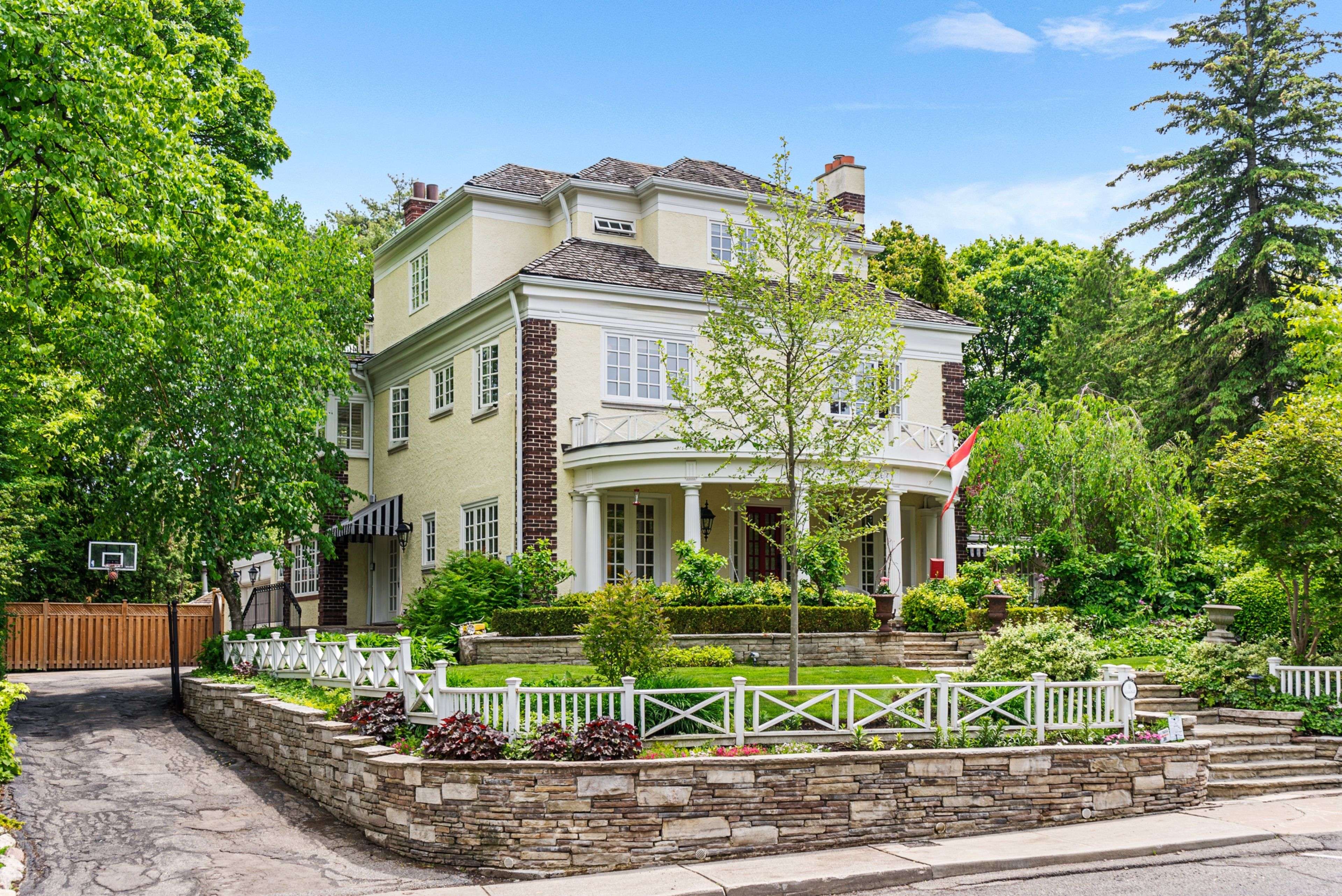 25 Strathgowan CRES, Toronto C04, ON M4N 2Z6