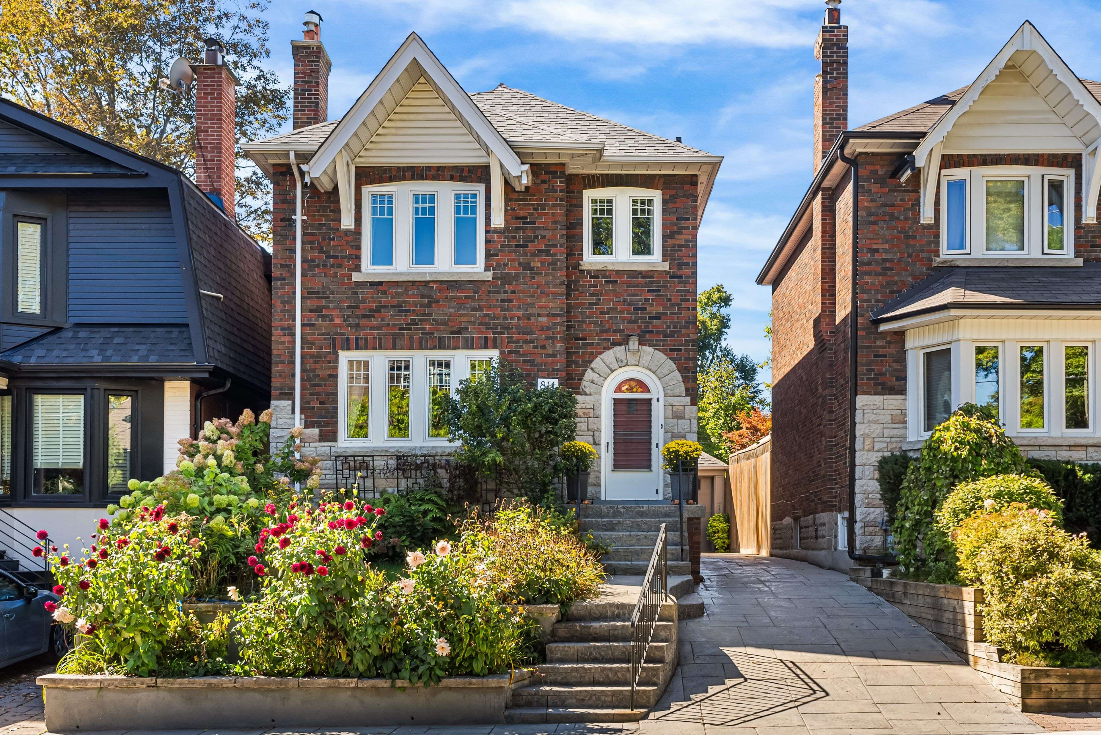 814 Duplex AVE, Toronto C04, ON M4R 1W7