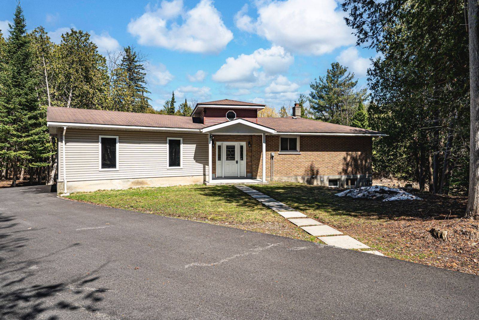 537 Huronia RD, Barrie, ON L4N 8X3