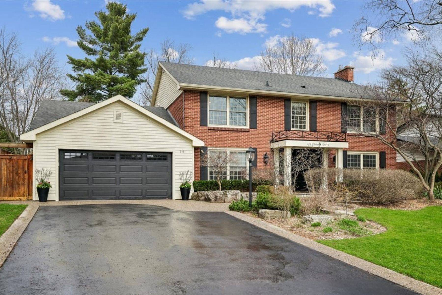 249 Camelot DR, Burlington, ON L7L 2E9