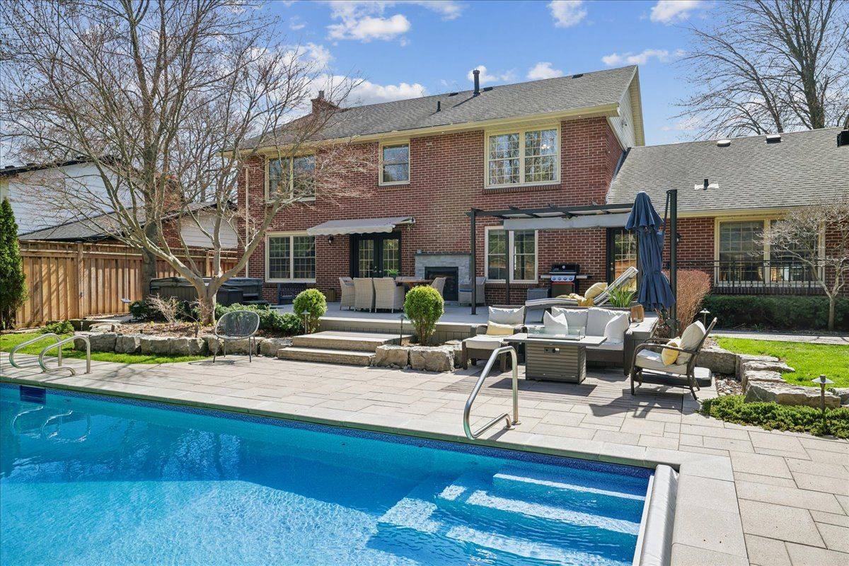 249 Camelot DR, Burlington, ON L7L 2E9