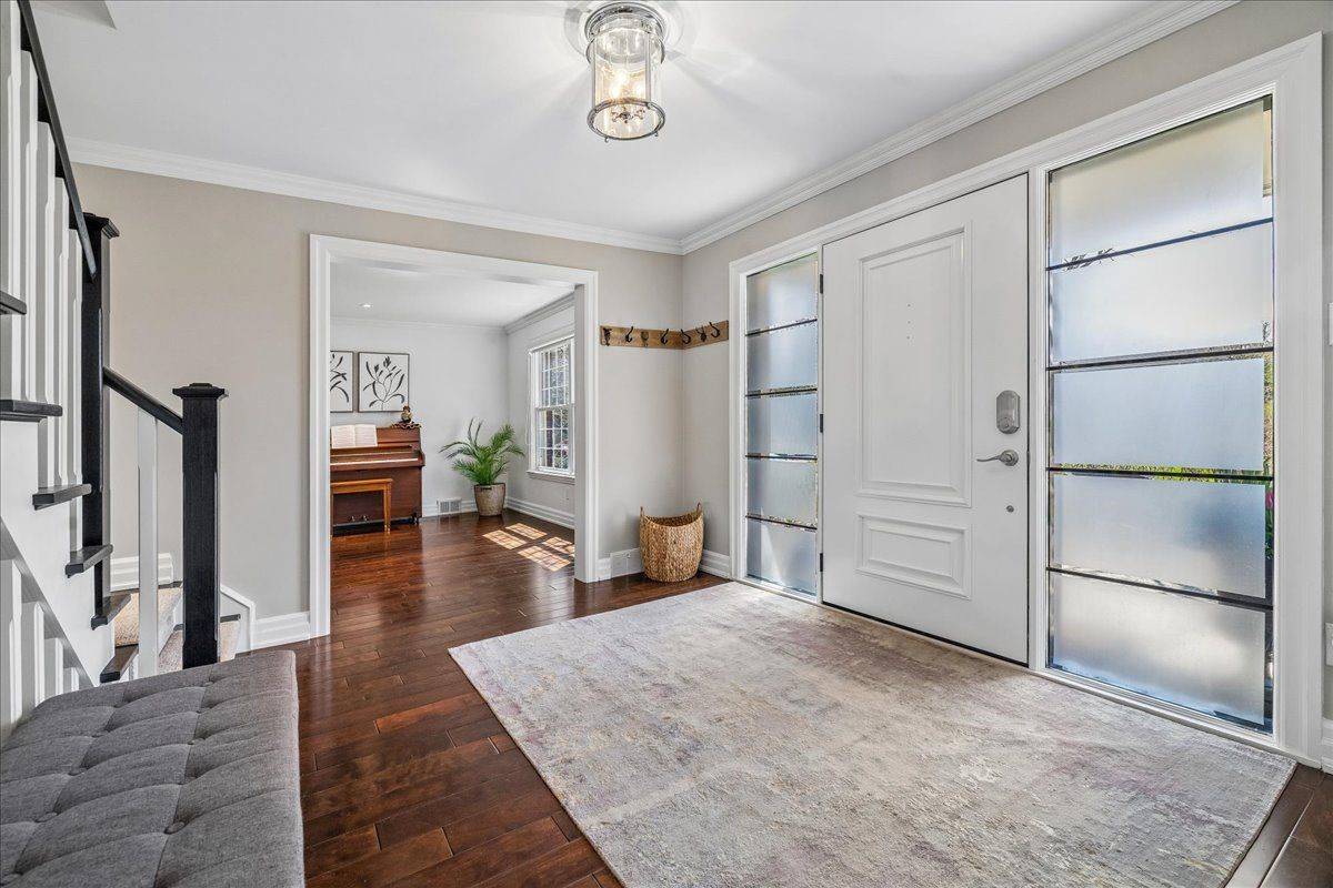 249 Camelot DR, Burlington, ON L7L 2E9