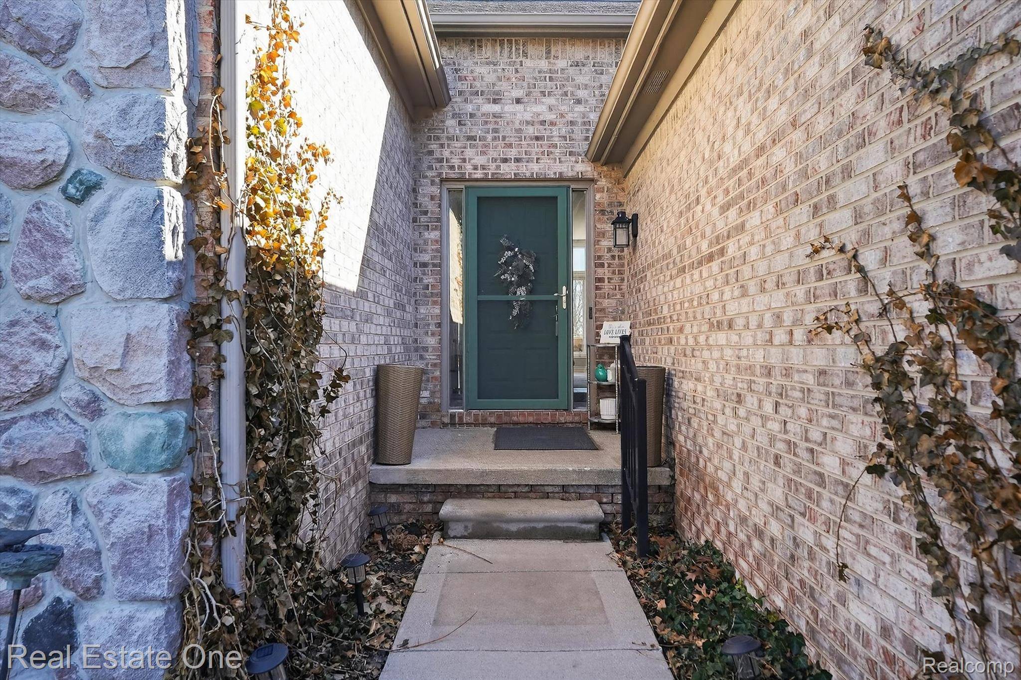 1088 Eagle Nest DR, Milford Village, MI 48381