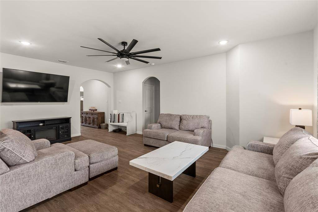 115 Oak Springs Loop, Mabank, TX 75147