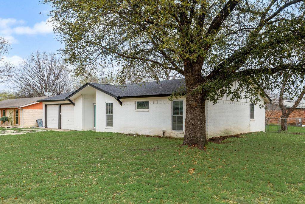 305 Live Oak Drive, Mansfield, TX 76063