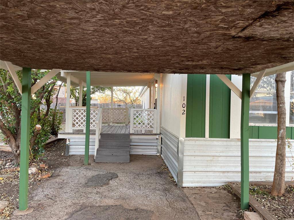 102 Mendy Lane, Tye, TX 79563