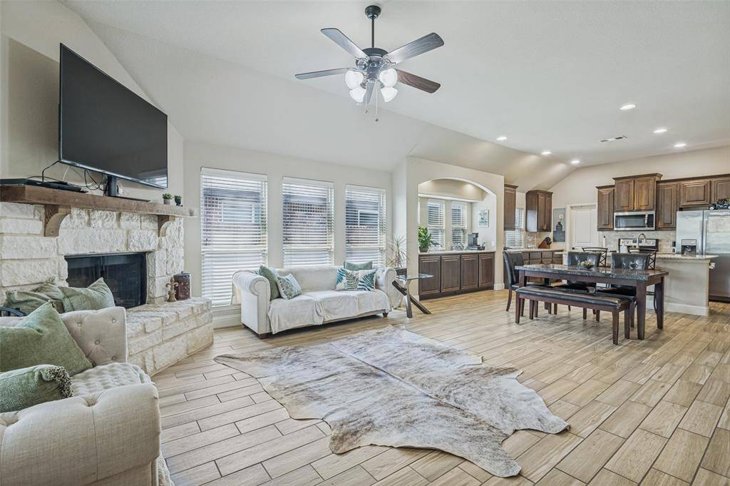 516 Lakeview Drive, Alvarado, TX 76009