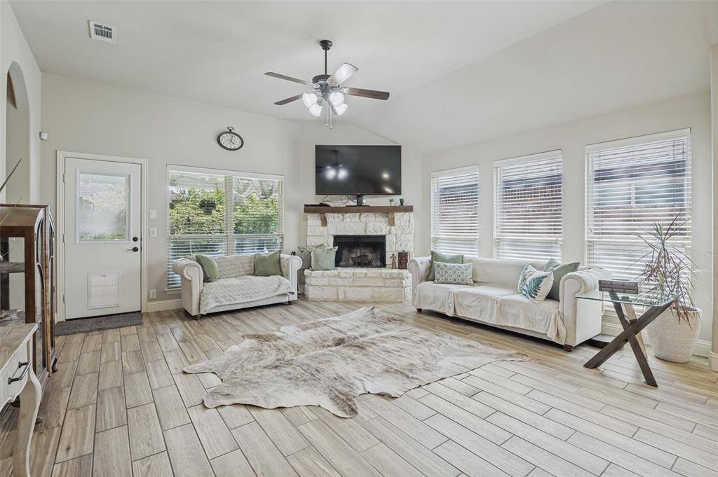 516 Lakeview Drive, Alvarado, TX 76009