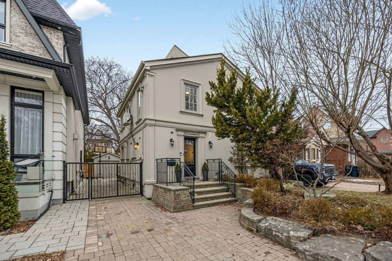 122 Randolph RD, Toronto C11, ON M4G 3R9