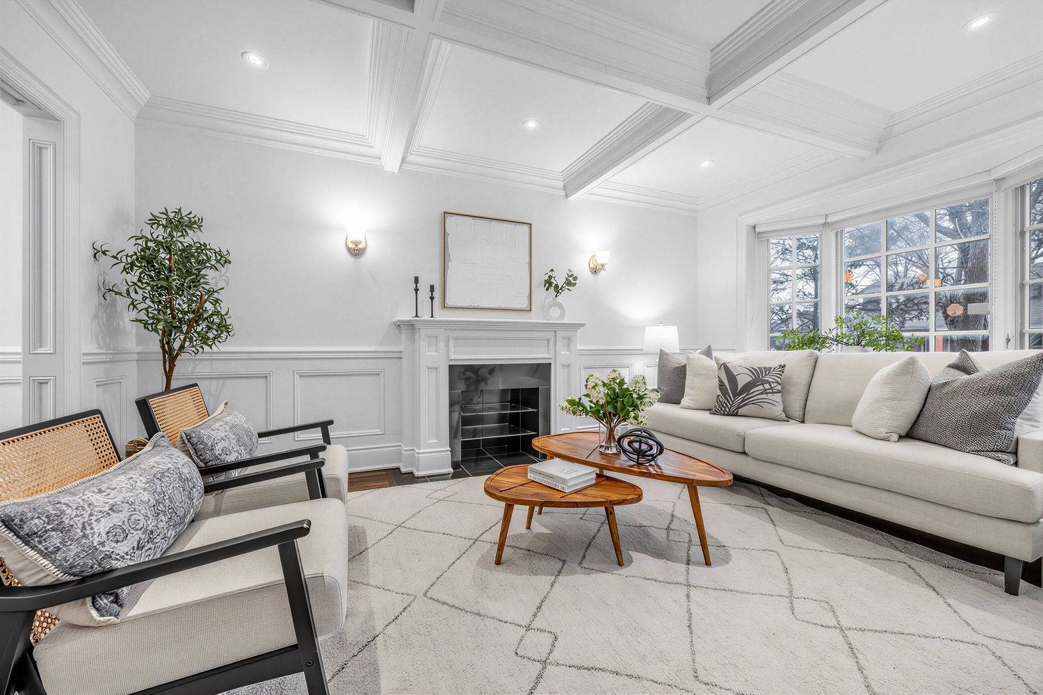 122 Randolph RD, Toronto C11, ON M4G 3R9