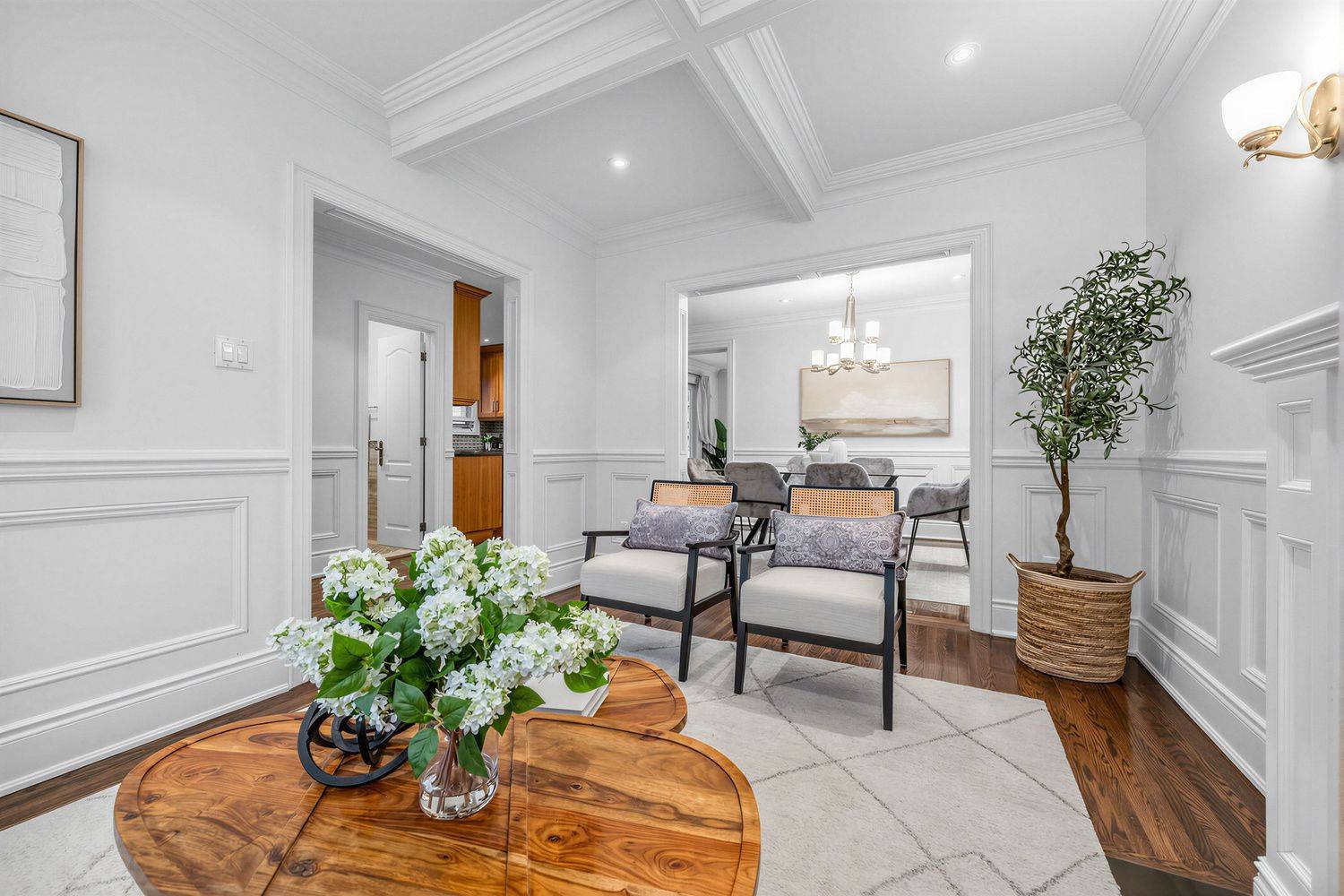 122 Randolph RD, Toronto C11, ON M4G 3R9