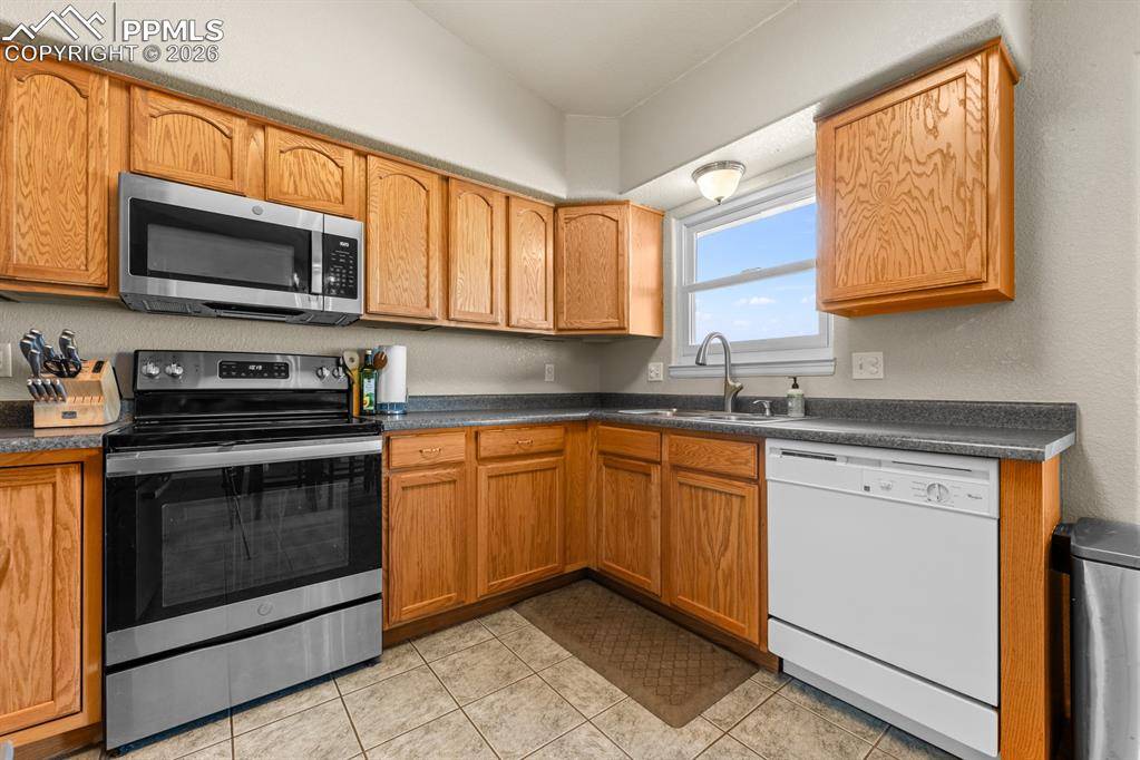 965 N Cimarron DR, Pueblo, CO 81007