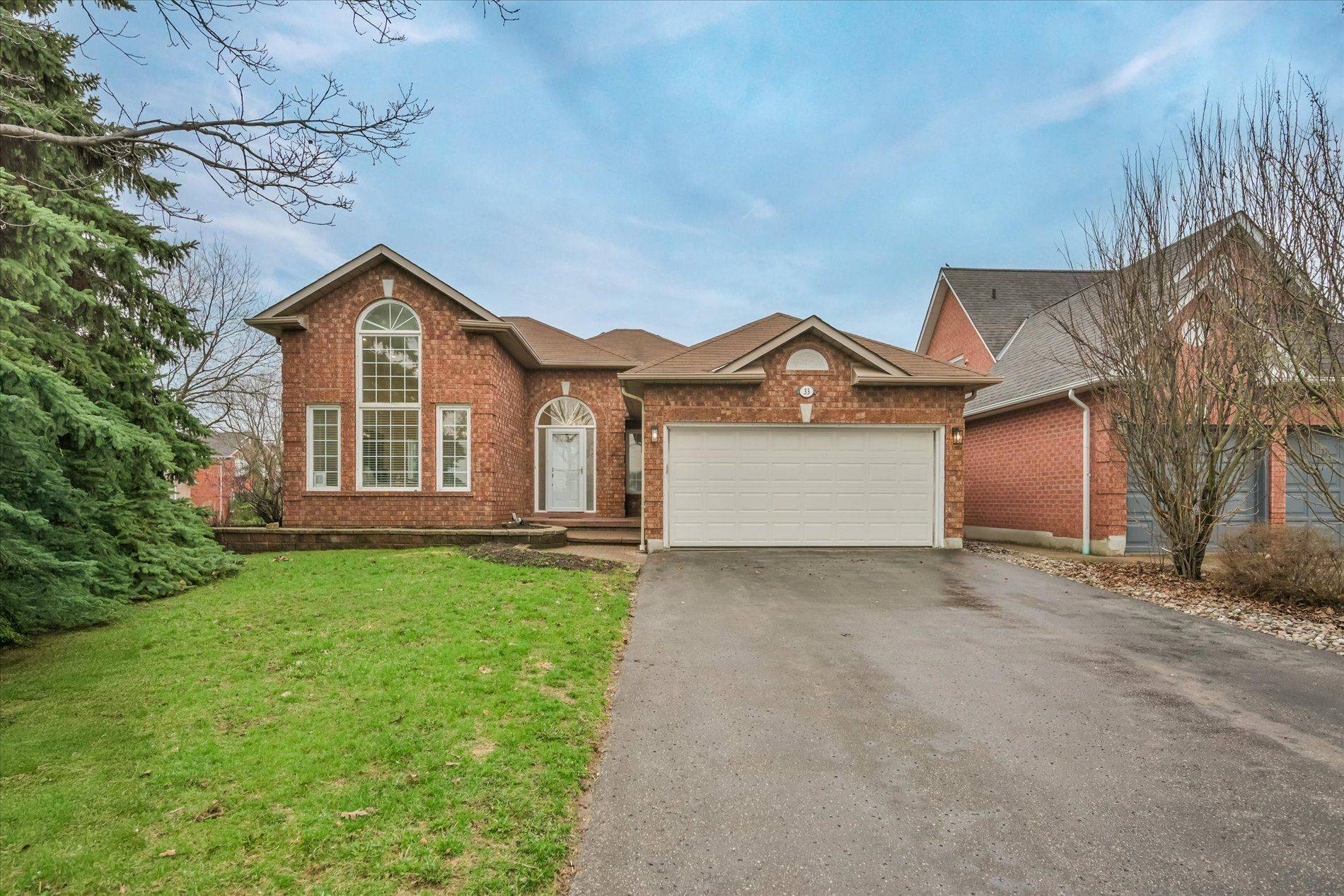 33 EMMETT PL, Whitby, ON L1R 2B4