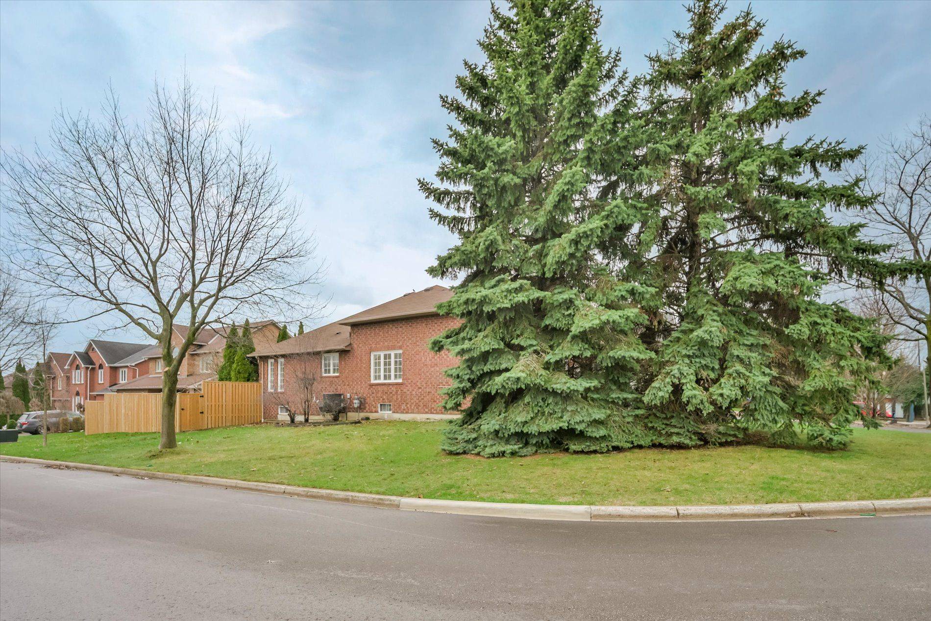 33 EMMETT PL, Whitby, ON L1R 2B4