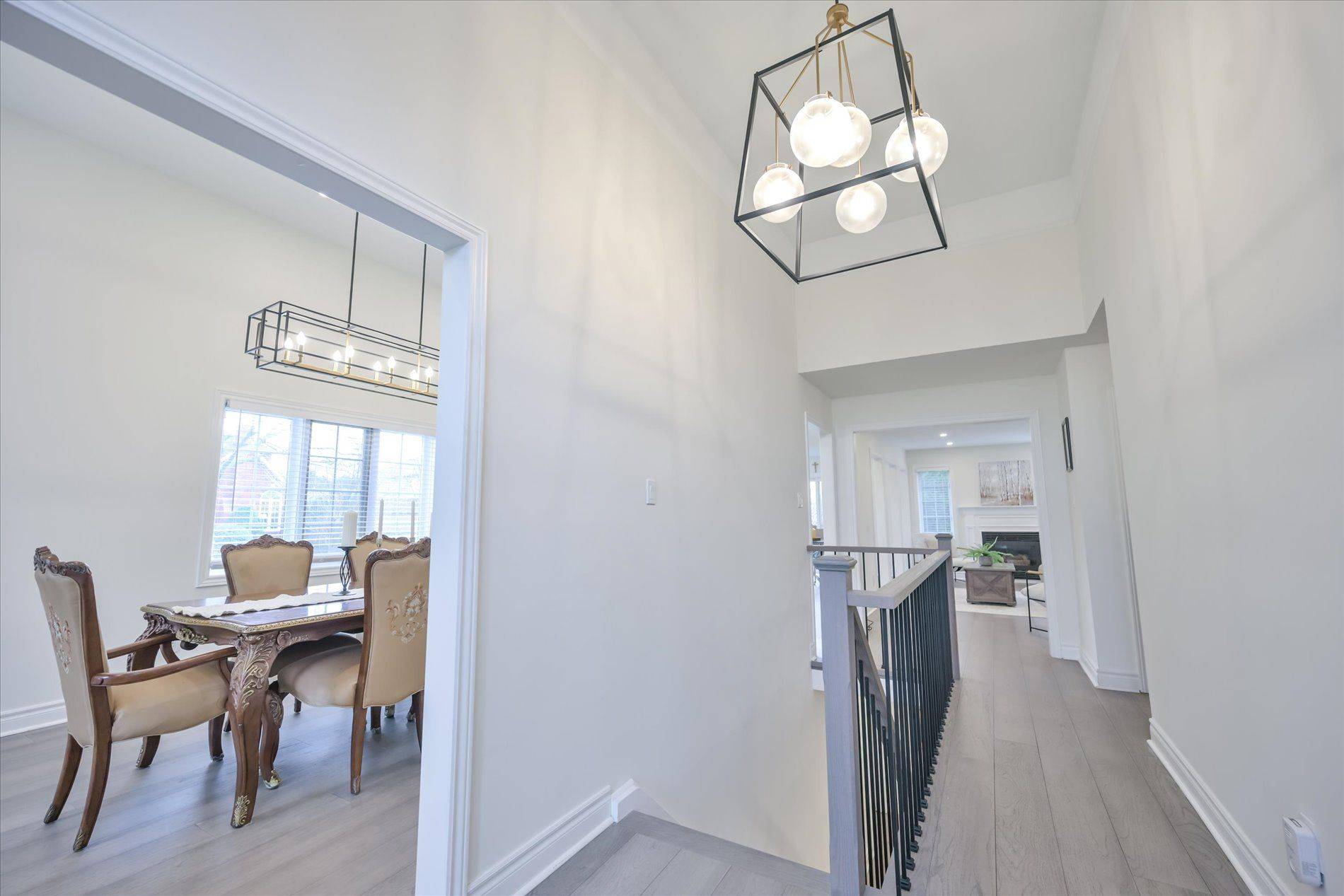 33 EMMETT PL, Whitby, ON L1R 2B4