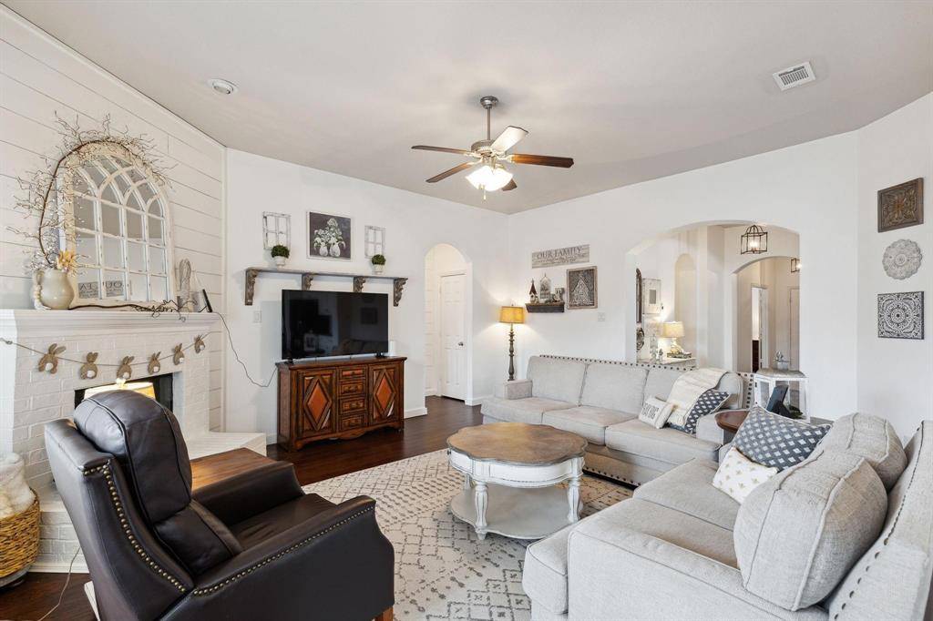 525 Braewick Drive, Fort Worth, TX 76131