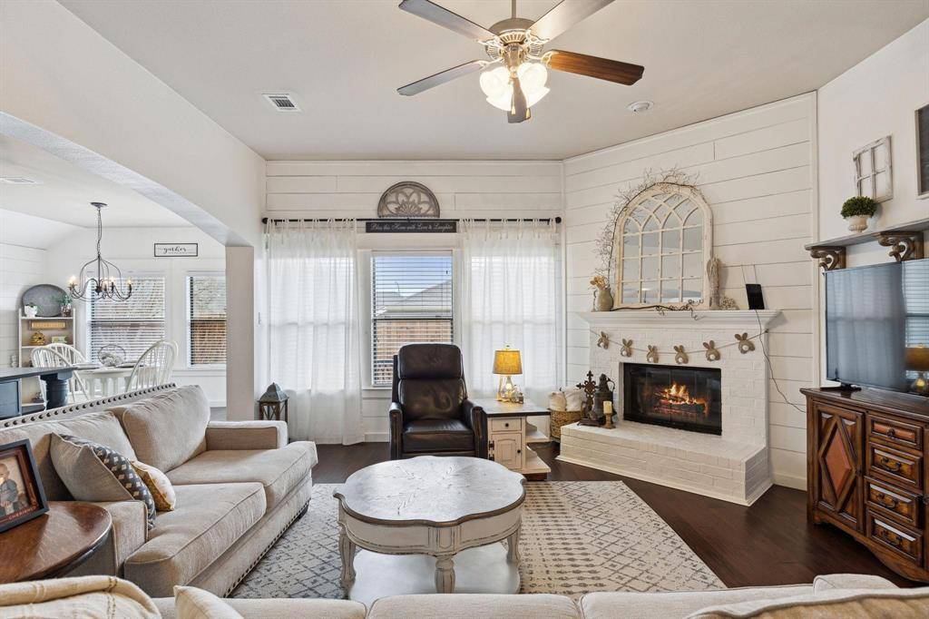 525 Braewick Drive, Fort Worth, TX 76131