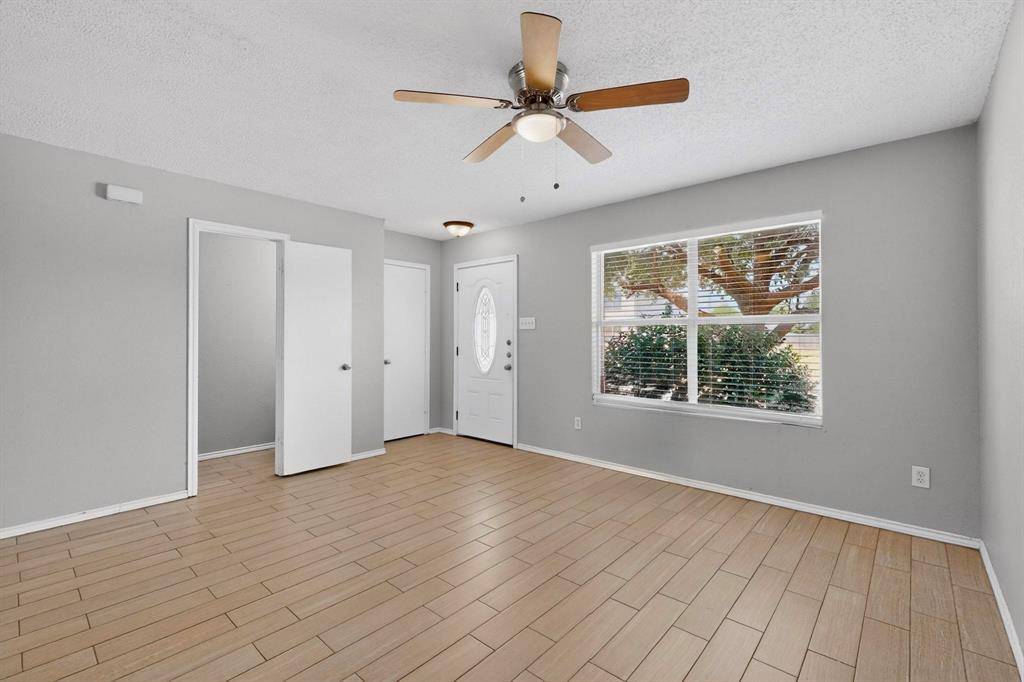 1001 Vicksburg Drive, Ennis, TX 75119