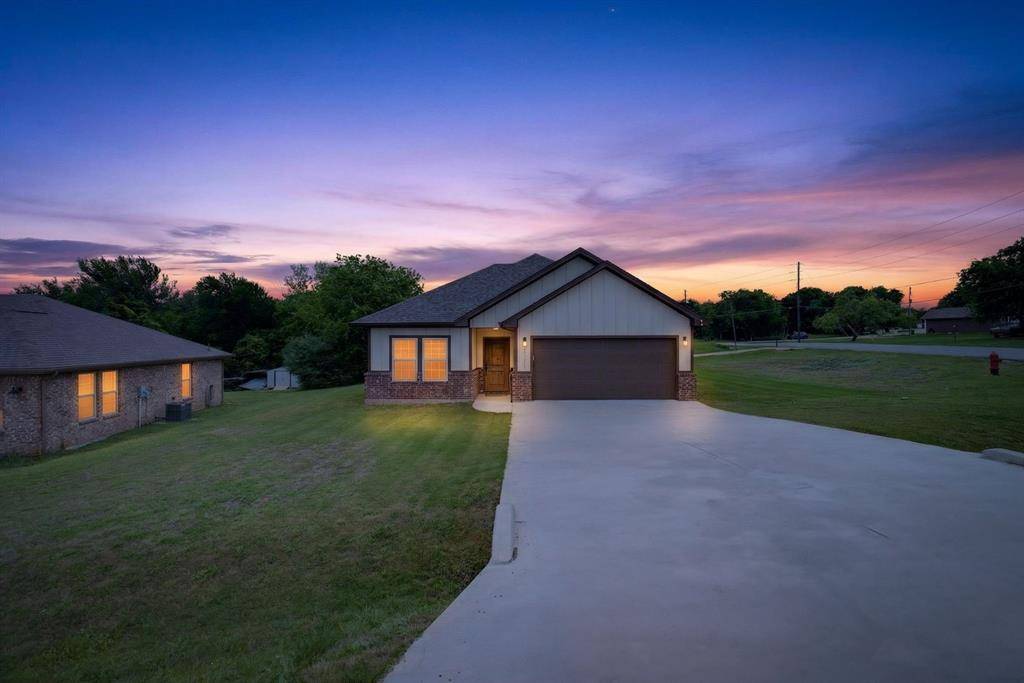 1311 E Apache Trail, Granbury, TX 76048
