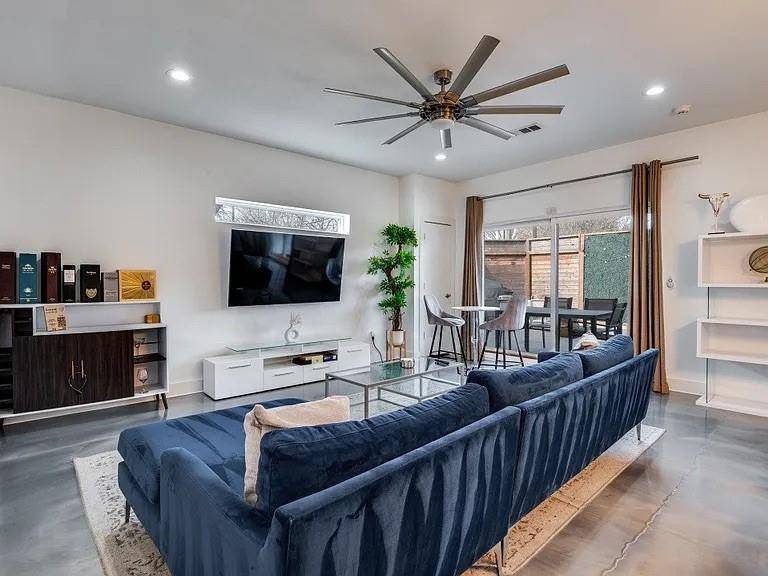 130 S Cisco, Dallas, TX 75246