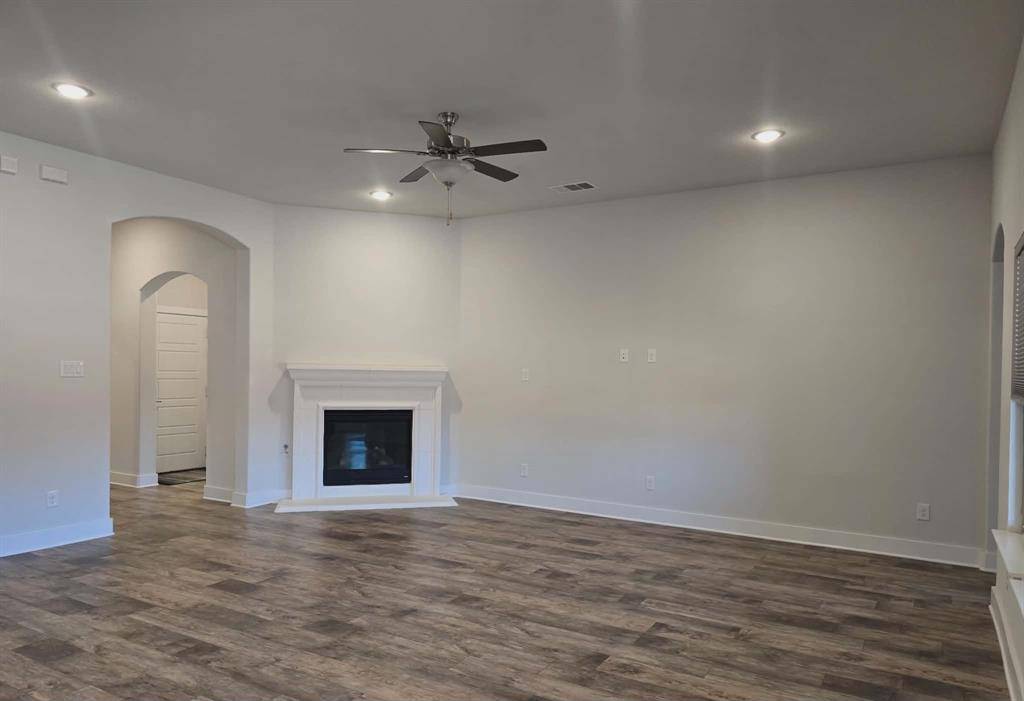 126 Creekside Drive, Sanger, TX 76266