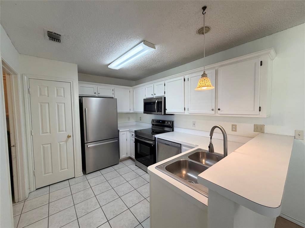 805 Hillbrooke Drive, Arlington, TX 76001