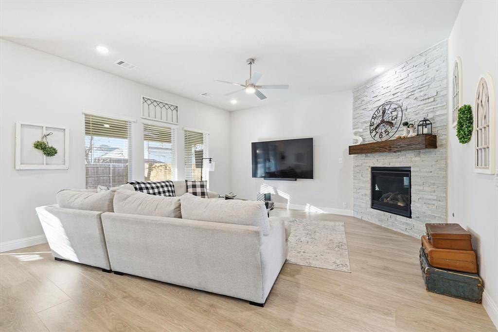 1125 Cardinal Drive, Midlothian, TX 76065