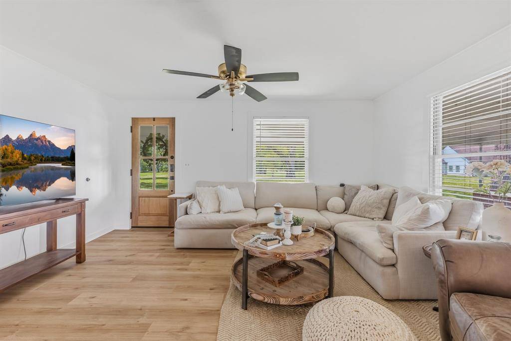 1100 Rs County Road 3150, Emory, TX 75440