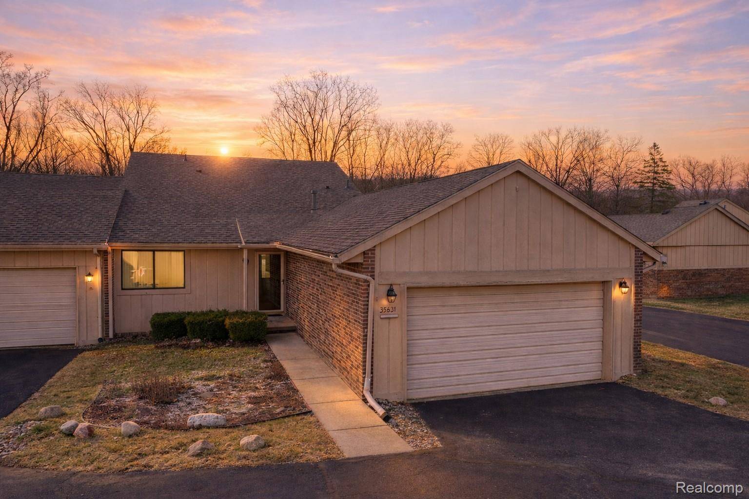 35631 Heritage LN, Farmington Hills, MI 48335