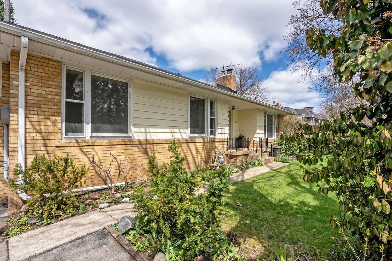 2043 Devon RD, Oakville, ON L6J 2N1